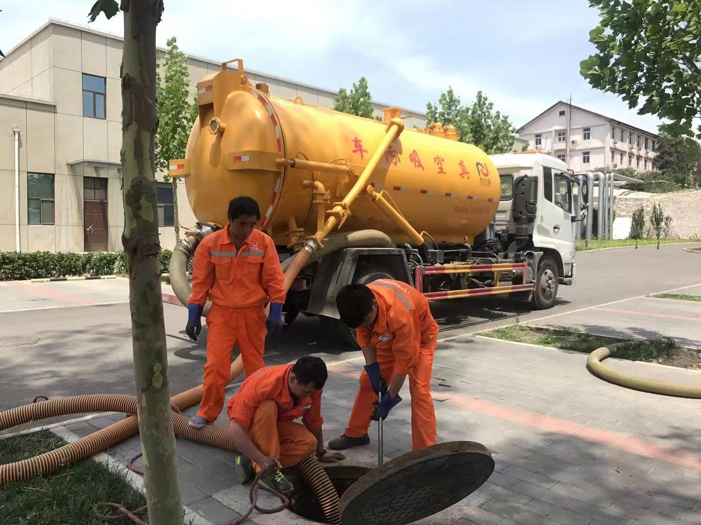 龙陵管道疏通车停在窨井附近