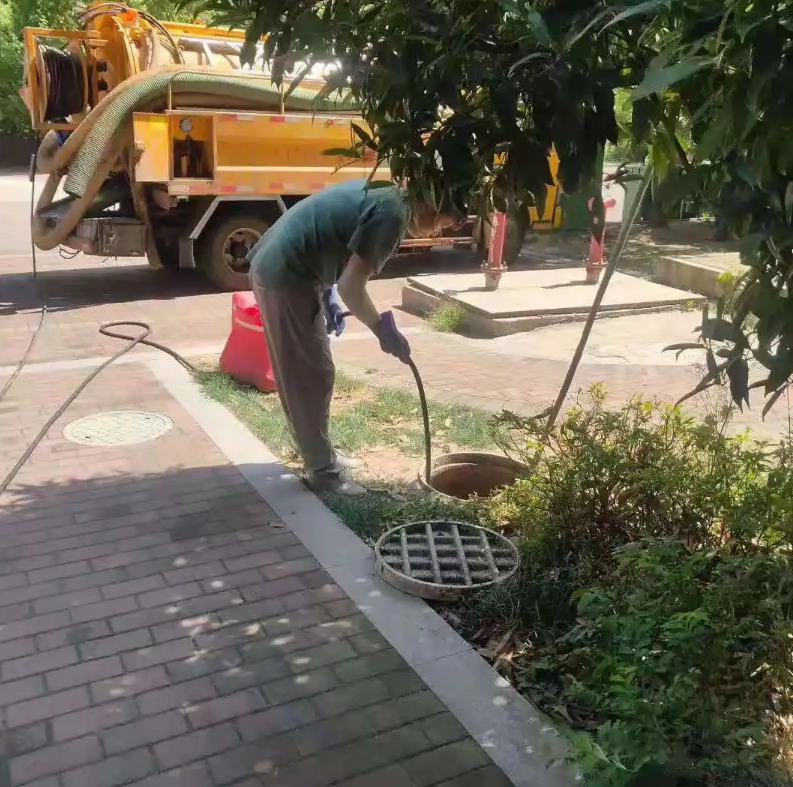 龙陵市政排污管道清淤疏通——专业团队，让您全程省心！
